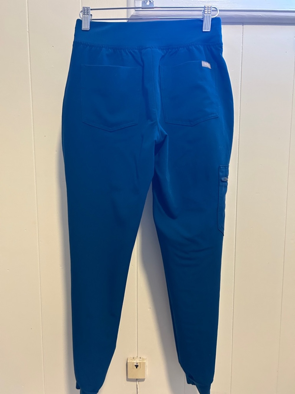 FIGS Deep Reef, Marsh Scrub top & Zamora Jogger - Picture 6 of 7